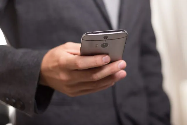 Telefon na wakacjach – sprawdź, jak działa roaming zagraniczny